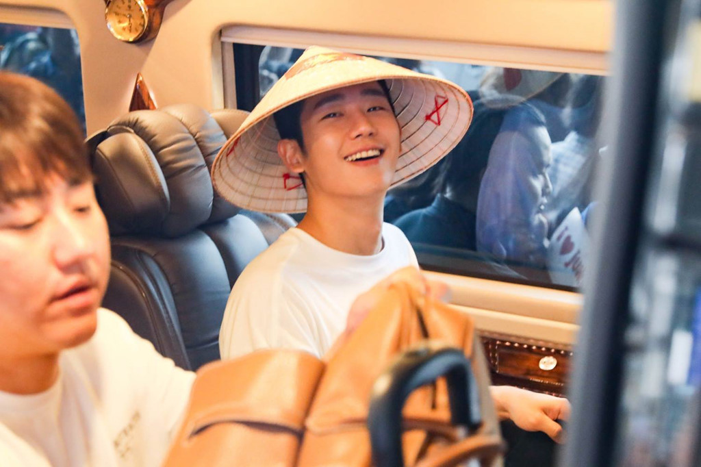 Dù khá vchị đẹp, Jung Hae In , Son Ye Jinất vả để vượt qua vòng vây của người hâm mộ và phóng viên ảnh, Jung Hae In nở nụ cười với người hâm mộ khi lên xe di chuyển về khách sạn.